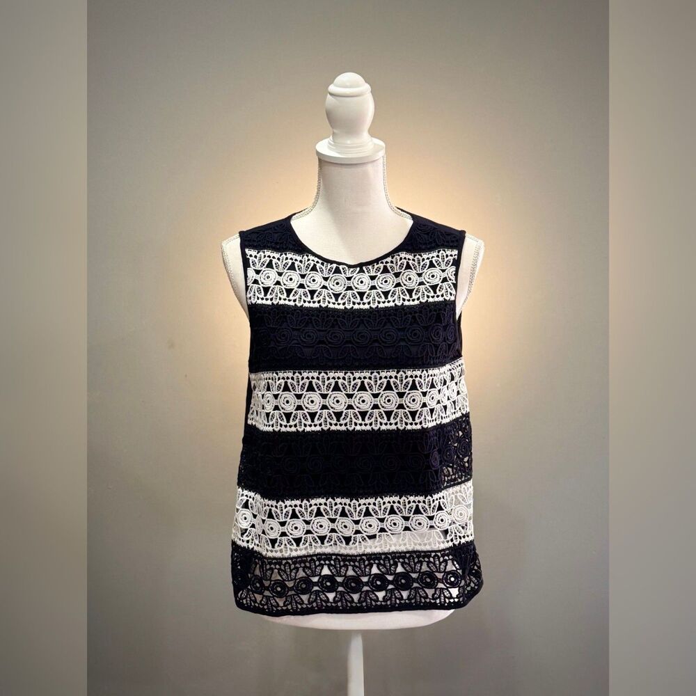 Navy/White Ann Taylor Embroidered Sleeveless Blouse Size M EUC